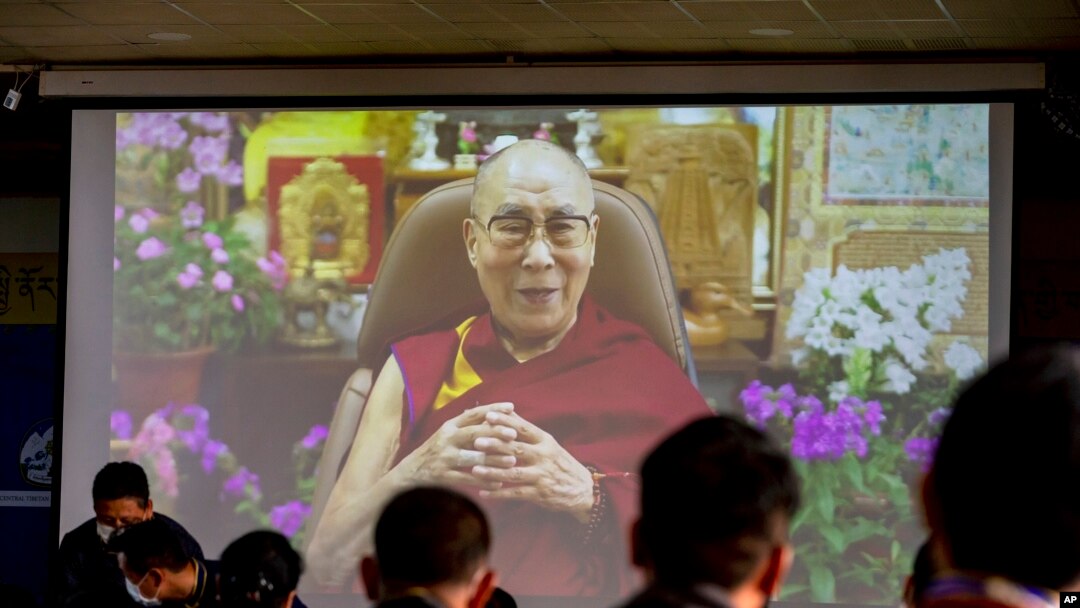 Pejabat pemerintah Tibet di pengasingan menonton penayangan pesan dari pemimpin spiritual mereka Dalai Lama (di layar) dalam upacara untuk menandai ulang tahun ke-86 pemimpin Tibet di Dharmsala, India, Selasa, 6 Juli 2021. (AP Photo/Ashwini Bhatia)