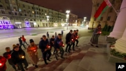 Протестующие со свечами в руках в центре Минска – после того, как белорусские власти заблокировали доступ к сайту «Комсомольской правды в Беларуси». 28 сентября 2021 г.