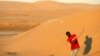 Partie de golf sur une piste unique dans le désert à Walvis Bay, en Namibie, le 16 mai 2006. REUTERS/Howard Burditt