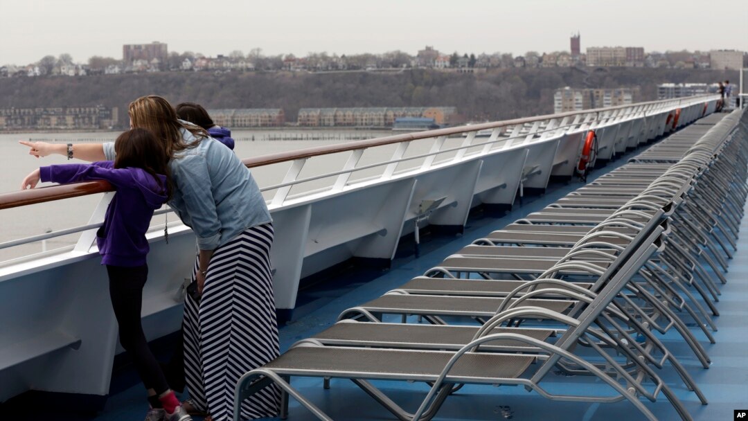 Sebuah keluarga di atas kapal pesiar Carnival di New York, AS.