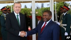 Le président turc Recep Tayyip Erdogan, à gauche, et son homologue mozambicain Filipe Nyusi échangent une poignée au cours d’une cérémonie à Maputo, Mozambique, 24 janvier 2017.