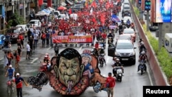 An effigy of Philippine President Rodrigo Duterte and U.S. President Donald Trump is seen while various activist groups march along a busy street during a protest against Duterte's plan to set up a Revolutionary Government, in metro Manila, Nov. 30, 2017.