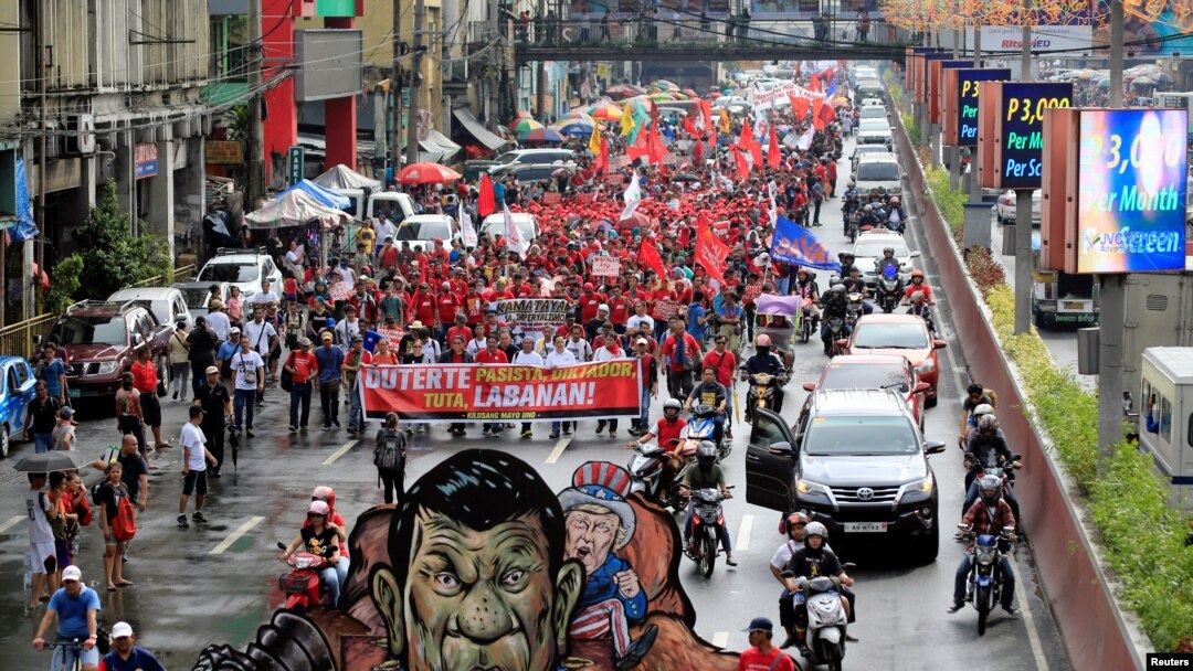 Patung Presiden Filipina Rodrigo Duterte dan Presiden AS Donald Trump terlihat dalam pawai aksi unjuk rasa berbagai kelompok aktivis dalam upaya menentang rencana Duterte untuk mendirikan sebuah Pemerintahan Revolusioner, di metro Manila, 30 November 2017.