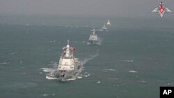 En la imagen, tomada de un video del Servicio de Prensa del Ministerio de Defensa Ruso del 22 de diciembre de 2022, buques de guerra chinos participan en maniobras navales conjuntas con Rusia en el Mar de China Oriental. 