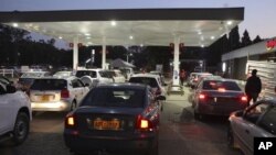 Motorists wait to fill up their tanks at a fuel station in Harare, Tuesday, Oct, 9, 2018. As Zimbabwe plunges into its worst economic crisis in a decade, gas lines are snaking for hours and prices are spiking.