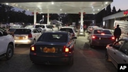 Motorists wait to fill up their tanks at a fuel station in Harare, Tuesday, Oct, 9, 2018. As Zimbabwe plunges into its worst economic crisis in a decade, gas lines are snaking for hours, prices are spiking and residents goggle as the new government insist