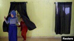 Une femme quitte l'isoloir après avoir voté à Tifelt, près de Rabat, au Maroc, le 4 septembre 2015.