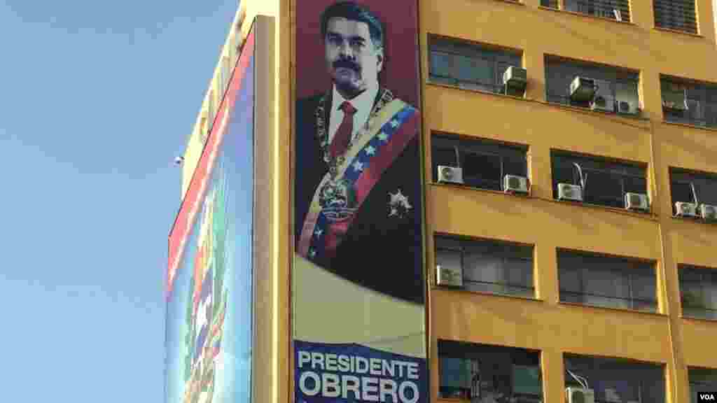 El gobierno de Nicolás Maduro promueve la ideología del gobierno constantemente en los espacios públicos de las ciudades venezolanas. [Foto: Carolina Alcalde/VOA]