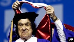 En esta foto de archivo del 29 de mayo, de 2010, Richard Goodwin es galardonado en la Universidad de Massachusetts-Lowell en el Tsongas Center en Lowell, Massachusetts.