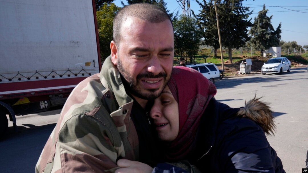 دایک و باوکێکی سوریایی شیوەن بۆ مەرگی کچەکەیان دەکەن کە لە بوومەلەرزەکەدا گیانی لەدەستداوە