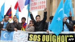 Komunitas Muslim-Uighur ikut serta dalam demonstrasi oleh komunitas Tibet untuk memrotes penindasan pemerintah China, dalam aksi di Paris Prancis (foto: dok).