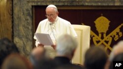 El papa Francisco lee su discurso sobre el internet a los miembros del Instituto Dignitatis Humanae en el Vaticano.