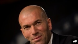 L'entraîneur du Real Madrid Zinedine Zidane à Madrid, Espagne , le mardi 5 janvier 2016. (AP Photo/Paul White) 