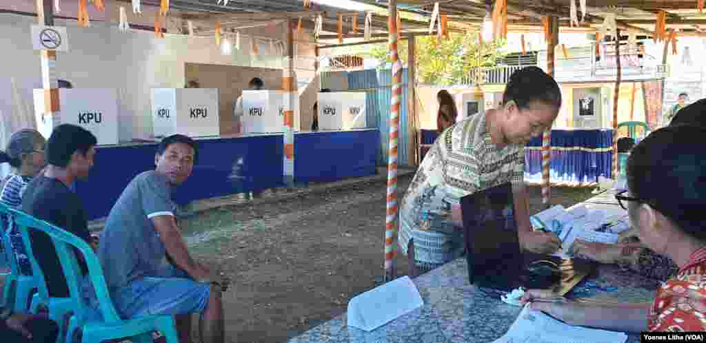 Warga Desa Maliwuko, Kecamatan Lage, Kabupaten Poso Sulawesi Tengah mendatangi TPS 003 untuk memberikan suara mereka dalam pemilihan legislatif dan pemilihan presiden, Rabu, 17 April 2019. (Foto: Yoanes Litha/VOA)