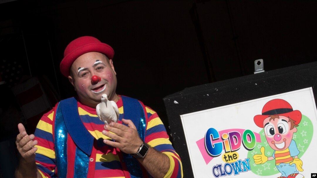 Cyrus Zaveih, terkenal sebagai Cido the Clown, berpose. Orang-orang yang melakukan kejahatan dengan berpakaian badut bukan hal sepele bagi para badut. Beberapa badut yang tampil di pesta atau acara pribadi mengeluh pesanan untuk jasa mereka menurun.
