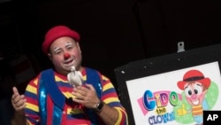 Cyrus Zaveih, terkenal sebagai Cido the Clown, berpose. Orang-orang yang melakukan kejahatan dengan berpakaian badut bukan hal sepele bagi para badut. Beberapa badut yang tampil di pesta atau acara pribadi mengeluh pesanan untuk jasa mereka menurun.