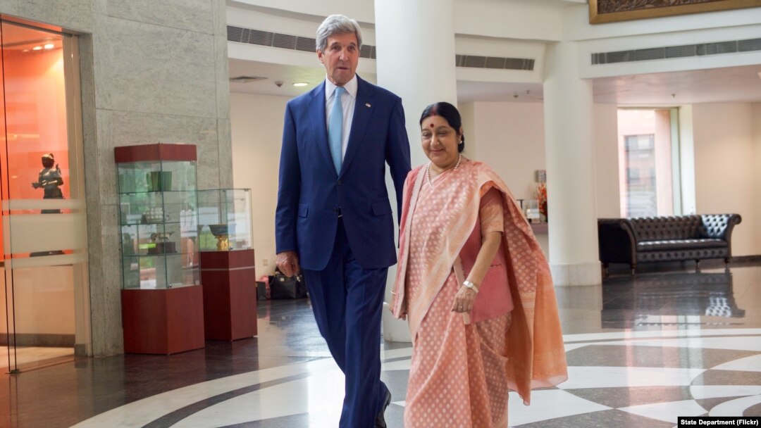 Menteri Luar Negeri Amerika John Kerry bersama Menteri Bidang Hubungan Luar Negeri India, Shushma Swaraj di New Delhi, India (30/8). 