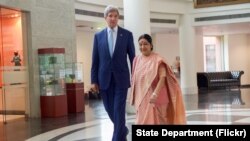 Menteri Luar Negeri Amerika John Kerry bersama Menteri Bidang Hubungan Luar Negeri India, Shushma Swaraj di New Delhi, India (30/8). 