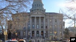 Investigadores cerraron temporalmente el edificio del Capitolio estatal de Colorado luego de que la policía respondiera a un informe de disparos cerca del edificio en Denver, Colorado, el jueves 4 de enero de 2018.