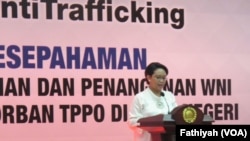 Menteri Luar Negeri Retno Marsudi, memberikan sambutan pada acara penandatanganan nota kesepahaman soal Koalisi Anti Trafficking di Kementerian Luar Negeri, 23 Agustus 2016 (Foto: VOA/Fathiyah) 