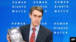 នាយក​ប្រតិបត្តិ​នៃ​អង្គការ​​ឃ្លាំមើល​​សិទ្ធិមនុស្ស​​ (Human Rights Watch) លោក ខេនណេស រ៉ស់ (Kenneth Roth)​បង្ហាញ​អ្នក​ដែល​ចូលរួម​ក្នុងសន្និសីទ​កាសែត នូវ​របាយការណ៍​ប្រចាំឆ្នាំ​។