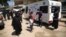 Un membre d'une ONG prend la température d'enfants dans le cadre de la lutte contre le coronavirus à Kafr Takharim, dans la province d'Idleb, en Syrie.