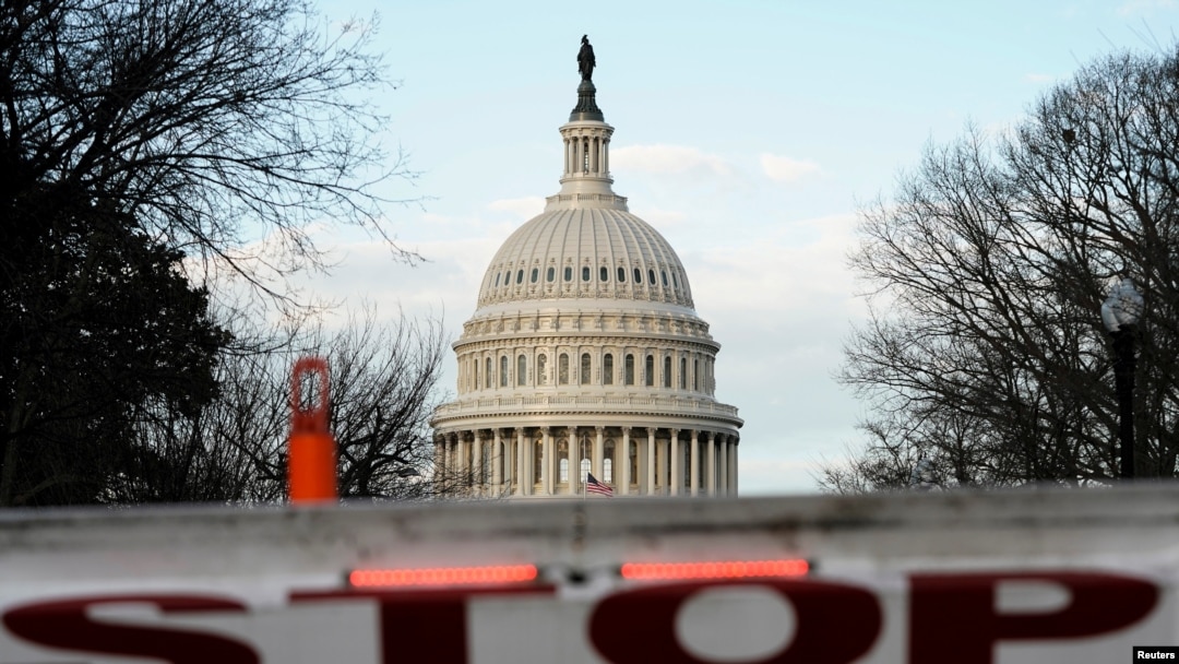 Barikade keamanan ditempatkan di depan Gedung Kongres AS di Washington, D.C., pada hari pertama 'shutdown', 22 Desember 2018. (Foto: dok).