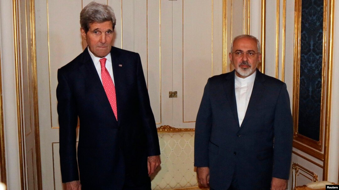 Menlu AS John Kerry (kiri) dan Menlu Iran Javad Zarif saat bertemu di Wina, Austria, 23 November lalu (foto: dok).