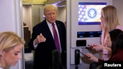 دونالد ترمپ، رییس جمهور امریکا، در طیارۀ ویژۀ ریاست جمهوری 