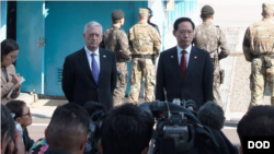 美国防长马蒂斯与韩国防长2017年10月27日访问非军事区 （美国国防部照片）