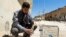 Wani mutum ya na daukan samfurin mataccen tsuntsu da ake tunanin iskar gas ce ta kashe shi a Idlib a Syria.