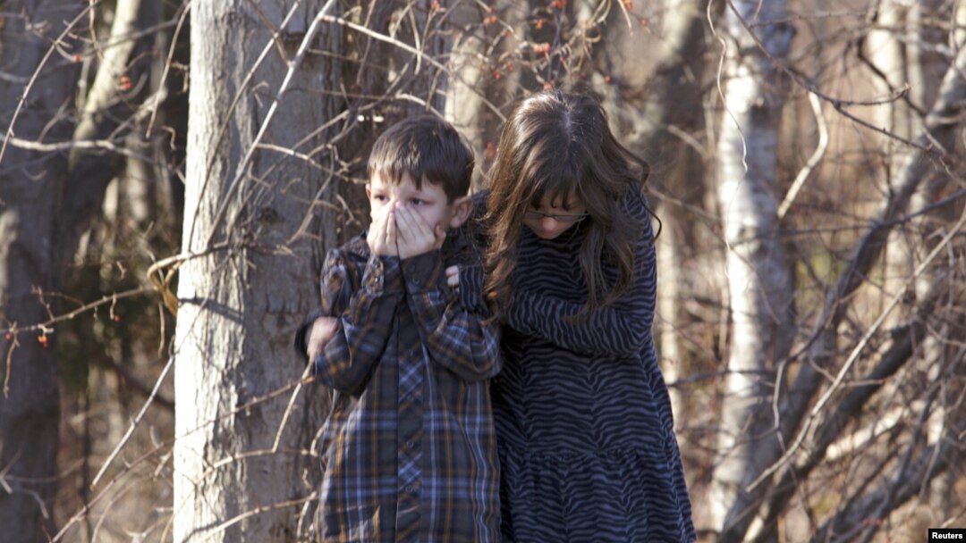 Anak-anak menunggu di luar SD Sandy Hook, Newtown, Connecticut, setelah penembakan massal Jumat (14/12). (Reuters/Michelle McLoughlin) 