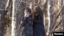 Anak-anak menunggu di luar SD Sandy Hook, Newtown, Connecticut, setelah penembakan massal Jumat (14/12). (Reuters/Michelle McLoughlin) 