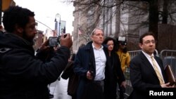 Бывший высокопоставленный сотрудник ФБР Чарльза Макгонигал перед зданием суда в Нью-Йорке