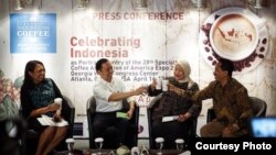 Menteri Perdagangan Thomas Lembong (kedua dari kiri) pada konferensi pers SCAA EXPO 2016 di Jakarta, hari Jumat 8/4 (courtesy: Kementerian Perdagangan RI).