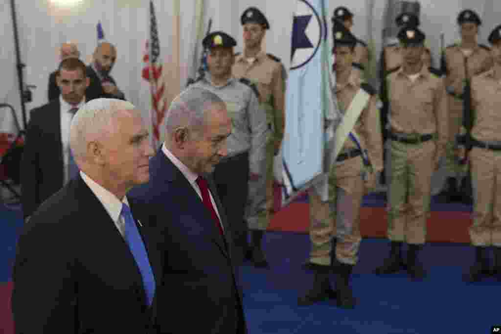 Mataimakin shugaban kasar Amurka Mike Pence a lokacin da ya isa birnin Qudus ko Jerusalem inda ya gana dafirayim Ministan Isra&#39;ila Benjamin Netanyahu, ranar Litinin 22 ga watan Janairu, 2018