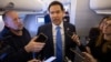 El secretario de Estado de EEUU, Marco Rubio, habla con la prensa en su camino hacia Arabia Saudita, en un avión militar, el 10 de marzo de 2025. (AP/Saul Loeb)