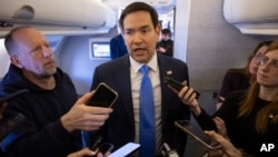 El secretario de Estado de EEUU, Marco Rubio, habla con la prensa en su camino hacia Arabia Saudita, en un avión militar, el 10 de marzo de 2025. (AP/Saul Loeb)