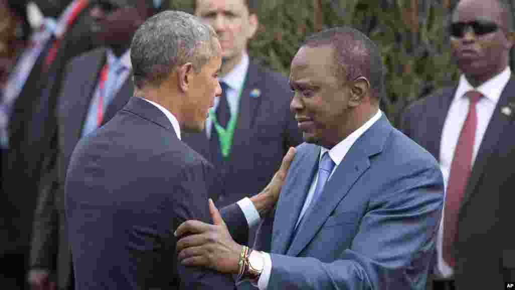  Rais wa Marekani, Barack Obama analakiwa na rais wa Kenya, Uhuru Kenyatta, kulia, alipowasili Ikulu mjini Nairobi, Jumamosi, Julai 25, 2015.