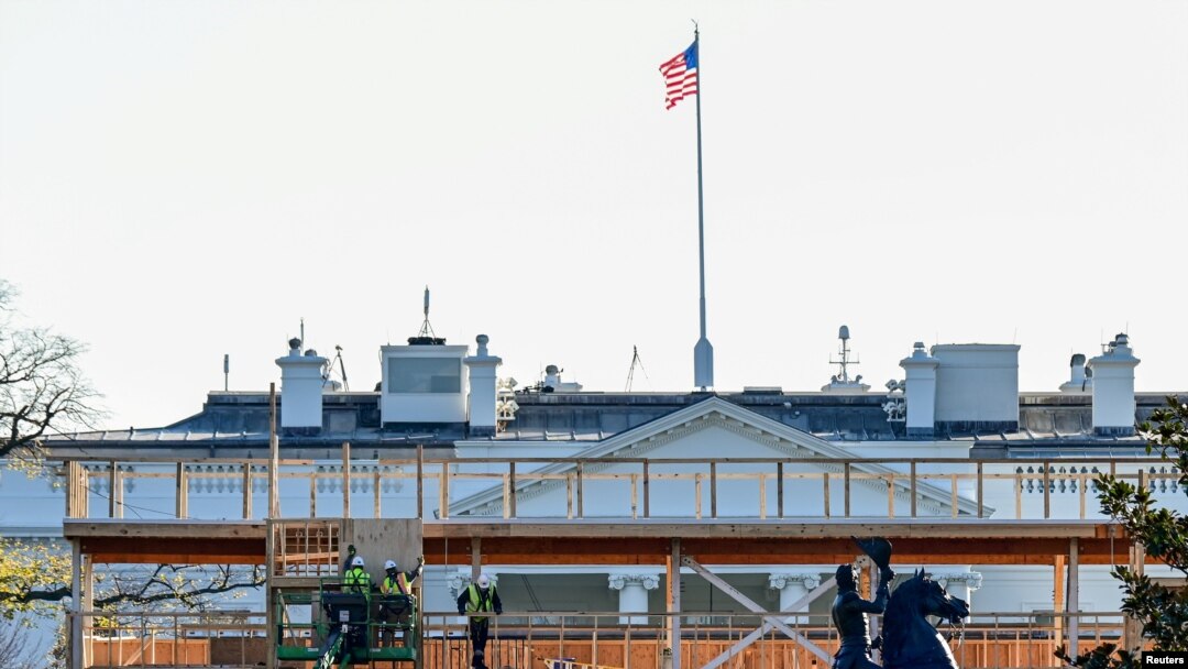 Para pekerja membangun panggung untuk penonton di depan Gedung Putih menjelang upacara pelatikan presiden, di Washington D.C, 28 November 2020. (Foto: Reuters)