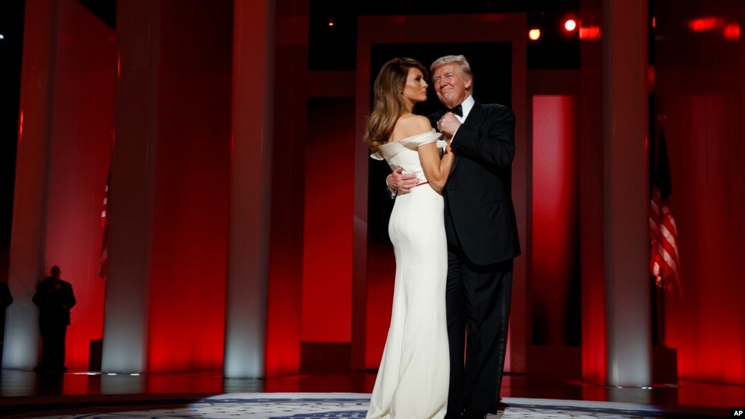 Presiden Donald Trump berdansa dengan Ibu Negara Melania Trump di Liberty Ball, Washington, 20 Januari 2017. (Foto: AP)