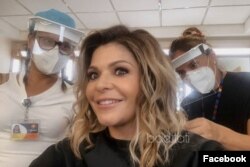 Itatí Cantoral, una de las protagonistas de "La Mexicana y el Guero", rodeada de técnicos de filmación y artistas usando todos mascarillas y caretas protectoras,