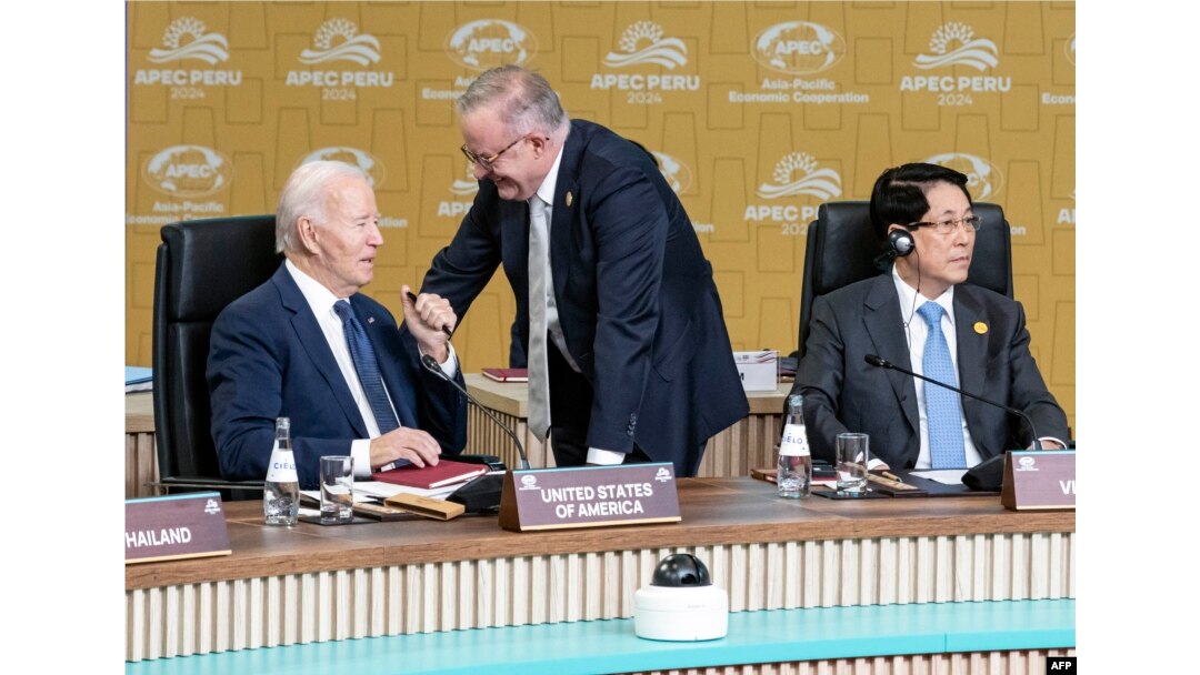 Prezidan Joe Biden koze ak Premye Minis Ostralyen Anthony Albanese pandan yon rankont enfomel nan kad some Kowoperasyon Ekonomik Azi Pasifik la (APEC) nan Lima, Pewou, 15 Nov. 2024.