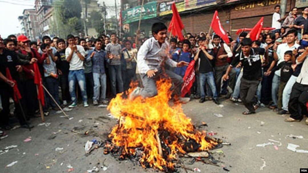 Nepal terus dilanda oleh krisis politik sejak perjanjian damai tahun 2006.