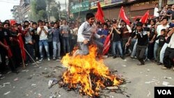 Nepal terus dilanda oleh krisis politik sejak perjanjian damai tahun 2006.