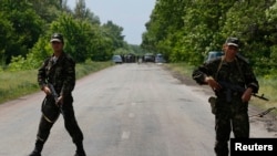 سربازان اوکراین در نزدیکی محلی که شورشیان ۱۳ سرباز را کشتند. 