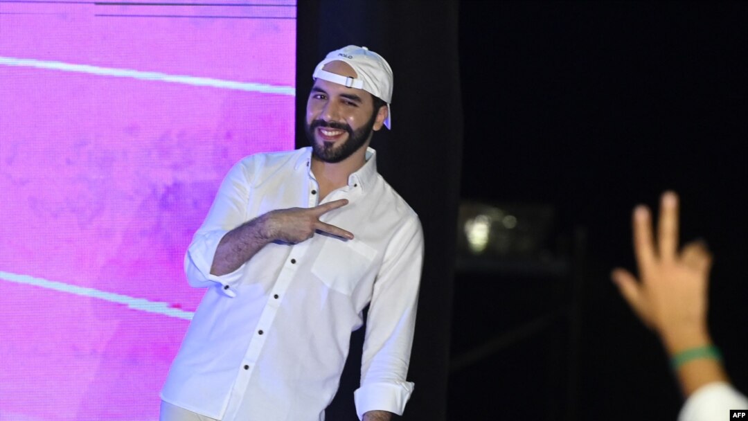 El presidente de El Salvador, Nayib Bukele, hace gestos durante su discurso en la ceremonia de clausura de la conferencia Latin Bitcoin (LaBitConf) en Mizata Beach, El Salvador, el 20 de noviembre de 2021.