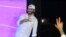 El presidente de El Salvador, Nayib Bukele, hace gestos durante su discurso en la ceremonia de clausura de la conferencia Latin Bitcoin (LaBitConf) en Mizata Beach, El Salvador, el 20 de noviembre de 2021.