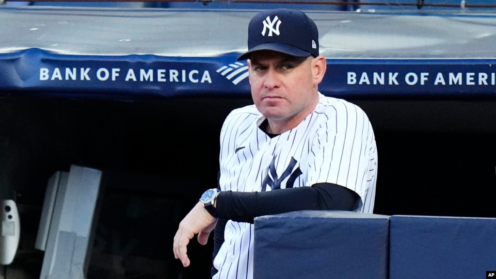 El entrenador de banca de los Yanquis de Nueva York Carlos Mendoza en el encuentro ante los Padres de San Diego. El lunes 6 de noviembre del 2023, los Mets lo contrataron para esta nueva temporada como su nuevo mánager, lo que fue anunciado una semana después.