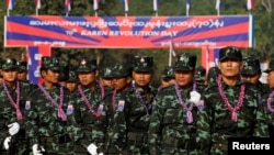 지난 2019년 1월 미얀마 카우투레이에서 열린 카렌족 독립 70주년 기념식에서 카렌민족연합 소속 군인들이 행진하고 있다.